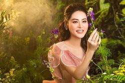 Di Khả Hân rạng rỡ đón tuổi mới