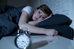 Cứ 3 – 4 giờ sáng lại đột ngột tỉnh giấc không thể ngủ lại, vì sao?