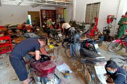 Dịch vụ sửa xe máy, đồ điện tử ở phố núi Kỳ Sơn quá tải sau trận lũ quét