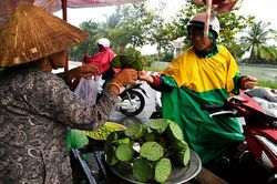 Sạp trái cây ven đường