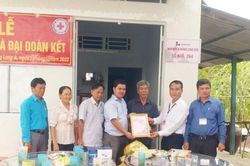 Công ty Xi măng Long Sơn trao 2 nhà tình thương tại tỉnh Hậu Giang