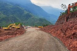 Thông xe tuyến Quốc lộ 15D lên cửa khẩu quốc tế La Lay sau nhiều ngày chia cắt