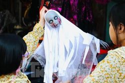 Phố Hàng Mã tràn ngập đồ chơi kinh dị trước ngày lễ Halloween
