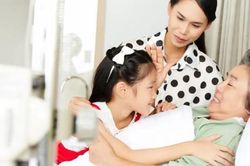 Lúc nhà nội chia tiền bán đất, chúng tôi tặng hết tài sản cho mẹ kế