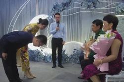 Biểu cảm khó tả từ bố mẹ chồng trong đám cưới của cô dâu 42 tuổi