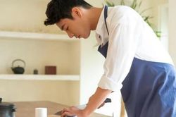 Chồng chỉ thích ở nhà làm nội trợ