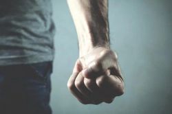 Xé váy vợ trước mặt người khác, người đàn ông Singapore bị bỏ tù