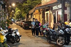 Cảnh sát phá cửa cứu người đàn ông đang treo cổ ở TP.HCM