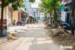 Người dân phấn khởi khi đường được mở rộng