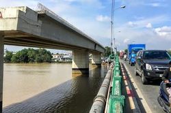 Cầu Phước Long mới bị 'treo': Người dân chật vật qua cầu cũ