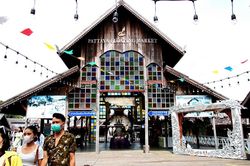 Chợ nổi bốn miền ở Pattaya