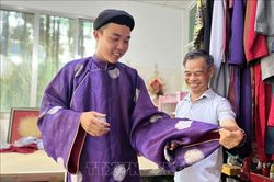 Niềm đam mê với cổ phục Việt Nam