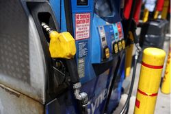 Giá xăng dầu hôm nay 26/10: Chìm trong sắc đỏ, dầu Brent còn 92 USD