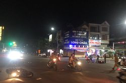 Pleiku: Đang dừng đèn đỏ, 3 xe máy bị ô tô tông từ phía sau