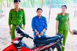 Tóm 'nữ quái' dùng dao đe dọa cướp xe ôm