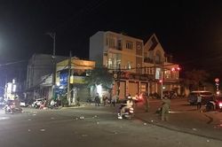 Chờ đèn đỏ, 3 xe máy bị ô tô húc bay