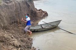 Người dân bất lực nhìn sông 'nuốt' làng