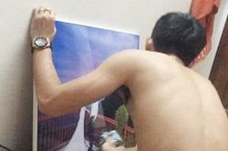 Anh chồng mỗi lần cãi nhau lại lấy ảnh cưới ra lau để 'thử' cơn giận của vợ