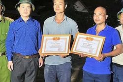 Nghệ An: Tặng bằng khen cho 13 cá nhân đã dũng cảm cứu người trong lũ dữ ở huyện Kỳ Sơn
