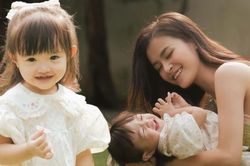 Đông Nhi mừng sinh nhật con gái bằng bộ ảnh gia đình hạnh phúc nhưng fan lại nhắc nhở điều này