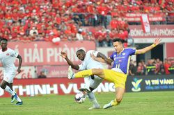 Bản quyền V-League: Khi 'con gà đẻ trứng vàng' được đánh thức
