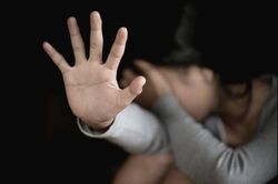 Đi nhậu cùng bạn, bé gái bị hiếp dâm
