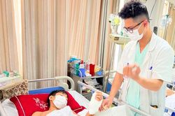 Bé trai Hà Nội đi cấp cứu trong đêm với nửa bàn tay gần như đứt rời