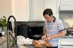 Hoài Linh ăn mặc giản dị, tự tay vào bếp nấu ăn cho con trai