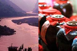 'Dòng sông đỏ' ở Trung Quốc: Mưa xuống đổi màu rực rỡ, thức uống làm từ nước sông này nổi tiếng ai cũng biết