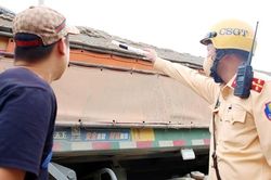 Xe tải độ thùng 'chạy khung giờ đẹp' định qua mặt CSGT