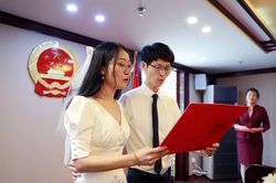 Gọi điện từng nhà để giục sinh con