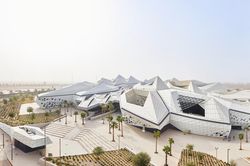 Cấu trúc tổ ong lăng trụ lục giác giữa sa mạc Saudi Arabia
