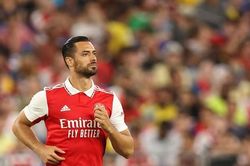 Ngôi sao Arsenal bị đâm trọng thương khi đi siêu thị