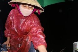 Đội đèn săn đặc sản 'kinh dị', nông dân kiếm tiền triệu mỗi đêm