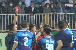 Minh Vương nói không bị phạm lỗi, trọng tài vẫn bắt phạt đền cho HAGL?