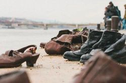 Câu chuyện đằng sau những đôi giày sắt bên bờ sông
