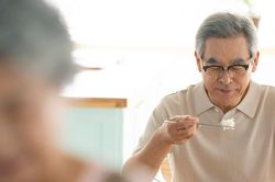 Ăn cơm cùng bố vợ một bữa, chồng thay đổi luôn cách đối xử với vợ