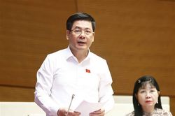 Bộ trưởng Bộ Công Thương Nguyễn Hồng Diên làm rõ một số nội dung về vấn đề xăng dầu tại phiên thảo luận Quốc hội sáng ngày 28/10