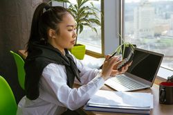 Rơi vào thế khó khi sếp liên tục vay tiền