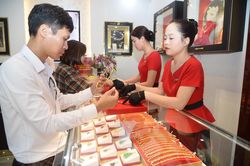 Giá vàng cuối năm còn chịu nhiều sức ép