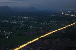 Vì sao cao tốc đẹp nhất Việt Nam có chiếu sáng thông minh nhưng... tối om?