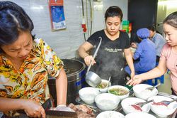 Quán phở ba đời ở phố cổ Hà Nội: Giá khó tin, khách 'đạp vòng hồ Tây' chờ đến lượt ăn