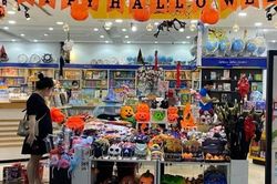 Hà Nội: Thị trường đồ trang trí sôi động trước dịp lễ Halloween