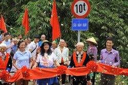 Người phụ nữ 'từ trên trời rơi xuống' và sứ mệnh san sẻ yêu thương