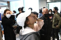 Phụ huynh thức trắng đêm chờ đợi sau thảm kịch Halloween ở Itaewon