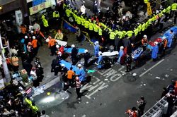 Cô gái Việt chuyển hướng khỏi Itaewon do thèm phở bất chợt