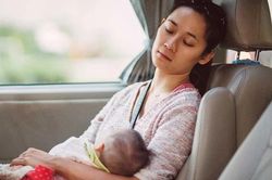 Ngủ không đủ giấc ảnh hưởng đến việc sản xuất sữa mẹ