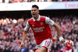 Arsenal trở lại ngôi đầu sau trận thắng 5-0