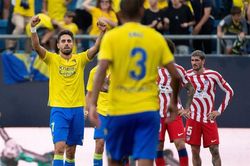 Thủng lưới phút bù giờ thứ 9, Atletico bị Real và Barca bỏ xa