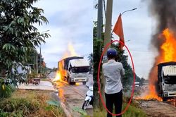 Xe tải bốc cháy ngùn ngụt, phát nổ, dân tình vẫn liều lĩnh áp sát quay clip... 'úp mạng'